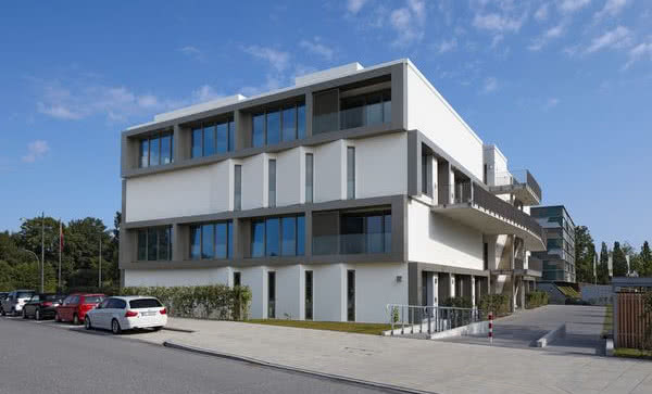 Hybrid House z oknami Schüco