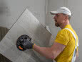 Układanie płytek wielkoformatowych. Niezbędnik nowoczesnego glazurnika